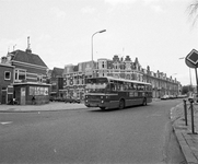 858395 Afbeelding van een autobus van het G.V.U. in de Poortstraat te Utrecht, ter hoogte van de kruising met de ...